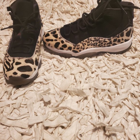 Womens Air Jordan 11 Retro - Picture 2 of 7